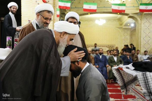 عمامه گذاری طلاب در روز میلاد امام حسین(ع)