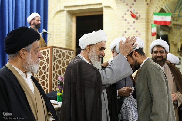 عمامه گذاری طلاب در روز میلاد امام حسین(ع)