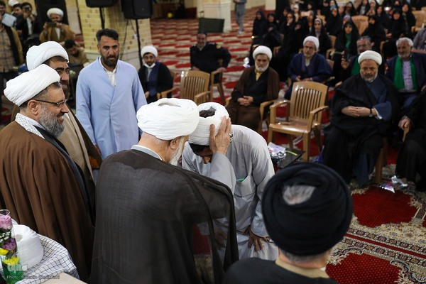 عمامه گذاری طلاب در روز میلاد امام حسین(ع)