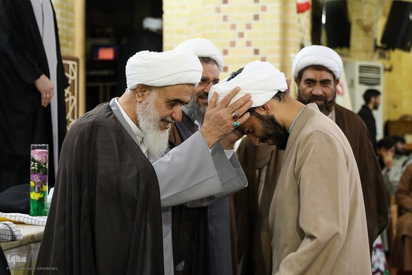 عمامه گذاری طلاب در روز میلاد امام حسین(ع)