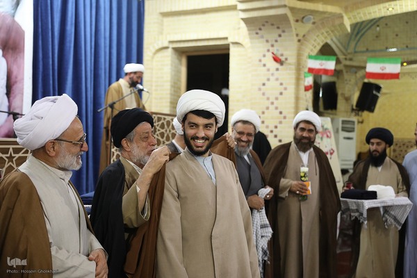 عمامه گذاری طلاب در روز میلاد امام حسین(ع)