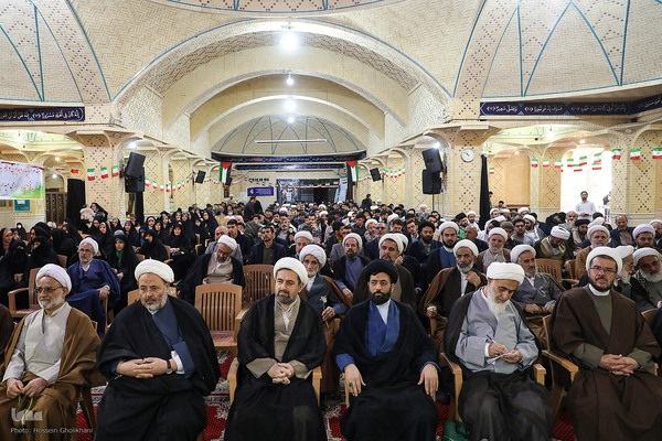 عمامه گذاری طلاب در روز میلاد امام حسین(ع)