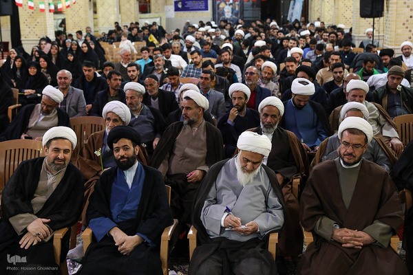 عمامه گذاری طلاب در روز میلاد امام حسین(ع)