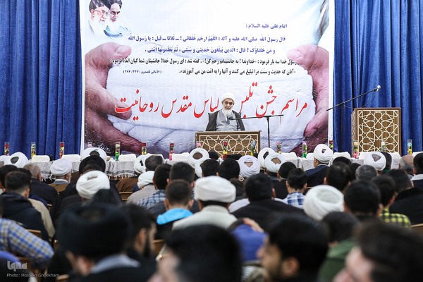 عمامه گذاری طلاب در روز میلاد امام حسین(ع)