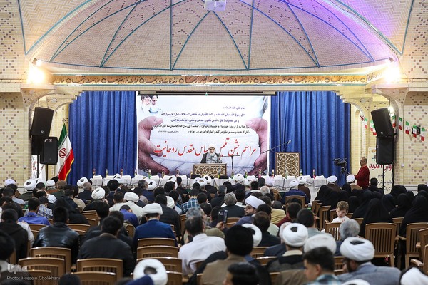 عمامه گذاری طلاب در روز میلاد امام حسین(ع)