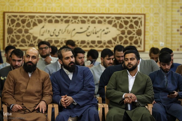 عمامه گذاری طلاب در روز میلاد امام حسین(ع)