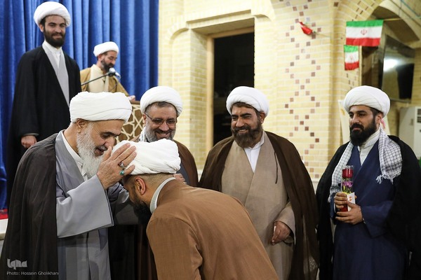 عمامه گذاری طلاب در روز میلاد امام حسین(ع)