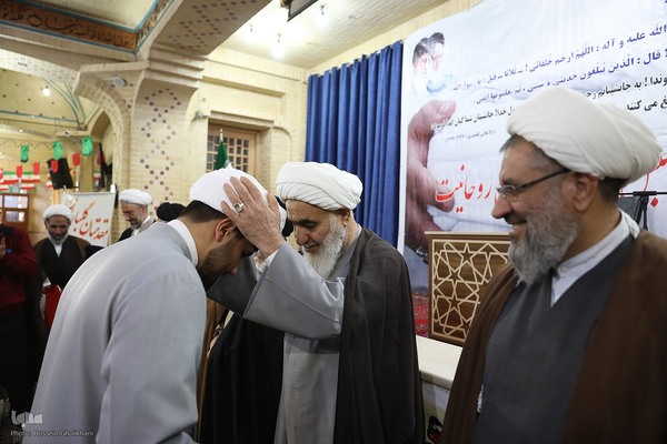 عمامه گذاری طلاب در روز میلاد امام حسین(ع)