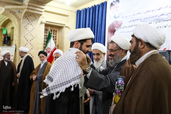 عمامه گذاری طلاب در روز میلاد امام حسین(ع)