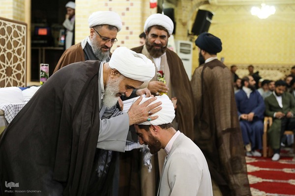 عمامه گذاری طلاب در روز میلاد امام حسین(ع)