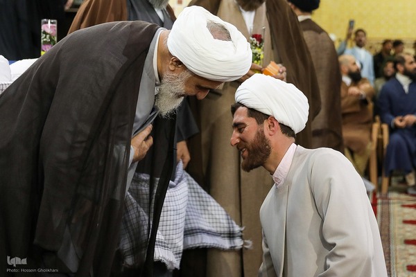 عمامه گذاری طلاب در روز میلاد امام حسین(ع)