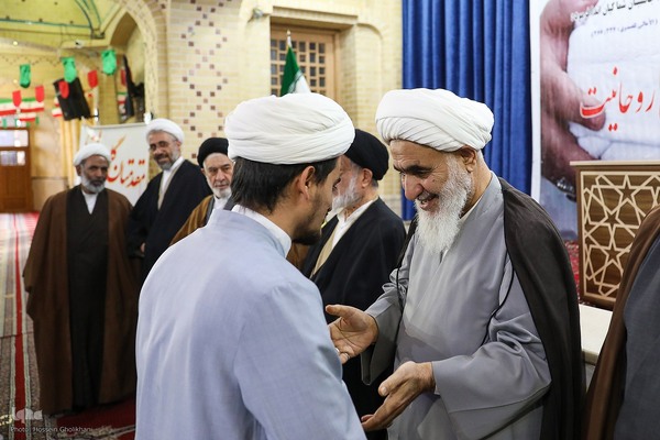 عمامه گذاری طلاب در روز میلاد امام حسین(ع)