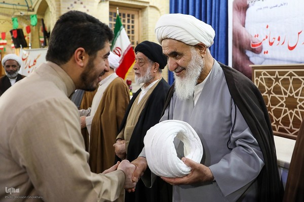 عمامه گذاری طلاب در روز میلاد امام حسین(ع)