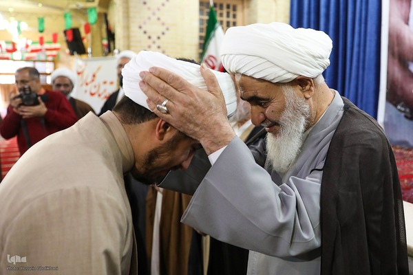 عمامه گذاری طلاب در روز میلاد امام حسین(ع)