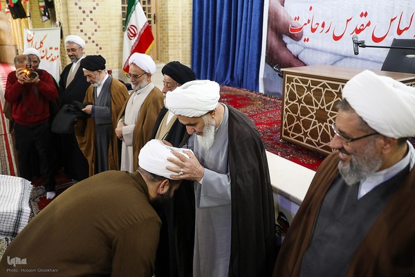 عمامه گذاری طلاب در روز میلاد امام حسین(ع)