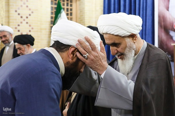 عمامه گذاری طلاب در روز میلاد امام حسین(ع)