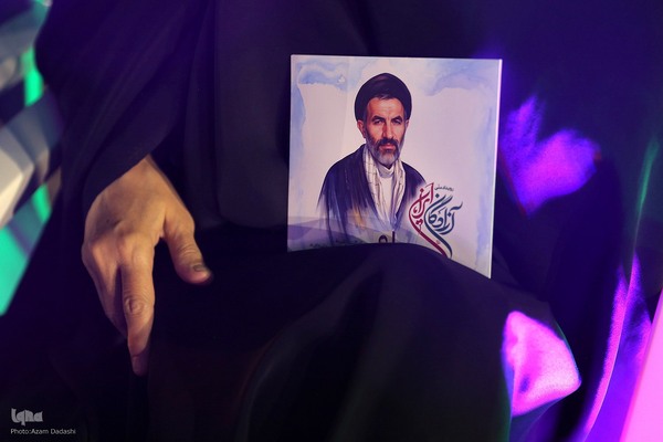 رونمایی تقریظ رهبر معظم انقلاب بر کتاب «پاسیاد پسر خاک»