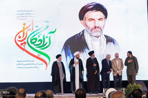 رونمایی تقریظ رهبر معظم انقلاب بر کتاب «پاسیاد پسر خاک»