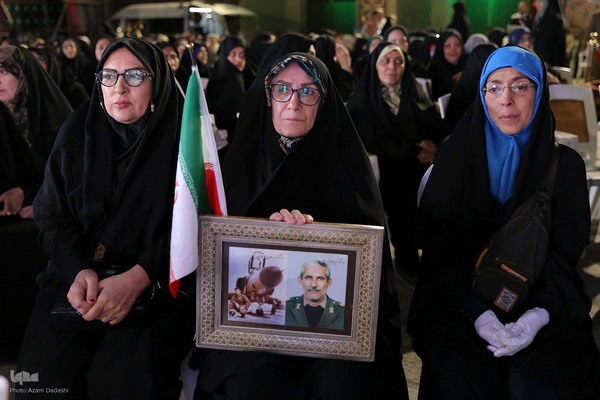 رونمایی تقریظ رهبر معظم انقلاب بر کتاب «پاسیاد پسر خاک»