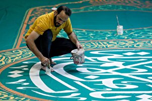 Anniversaire de l'imam Reza (as) : un artiste prépare une oeuvre de calligraphie