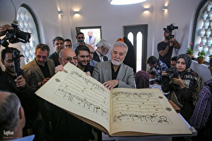 Majlis kerohanian Al-Quran di Gerbang Al-Quran Syiraz, Iran + gambar