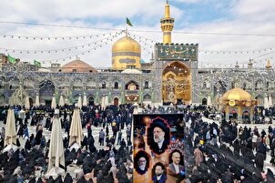 Jemaah ziarat makam Imam Reza (as) setelah Kesyahidan Ayatullah Raisi + gambar