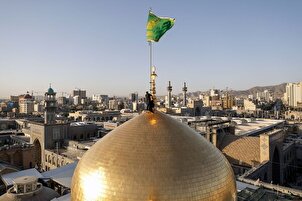 Menukar bendera hitam kubah tempat suci Imam Reza (as) pada awal bulan Rabiul-Awal