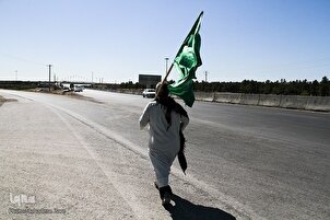 Jemaah ziarah berjalan kaki ke Masyhad pada malam Haul kesyahidan Imam Reza (as)