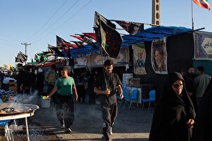 Wafanyaziyara wakitembea kuelekea Mashhad kabla ya kumbukumbu ya Imam Ridha (AS)