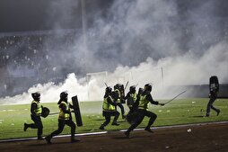Endonezya'da futbol maçında izdiham: 128 ölü