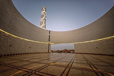 Umman’daki El-İrfan Camii, zarif İran halılarıyla donatıldı